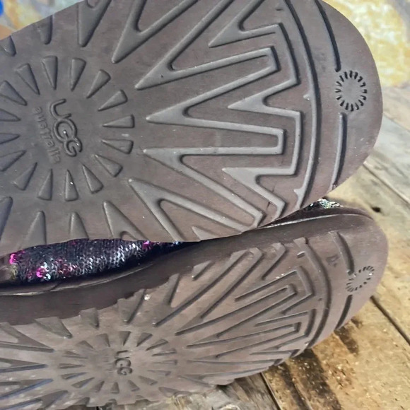 Check out this nice womens UGG winter boots size 7 they change colors - Picture 7 of 10